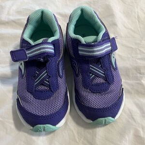 Girls Saucony purple tennis shoes size 9W